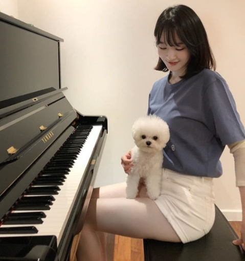 探索韩国当红女星姜敏京日常私服时尚